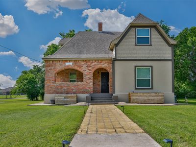 230 E Main St