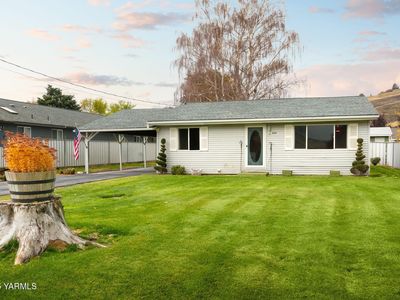 Property at 604 S 3rd St, Selah, WA