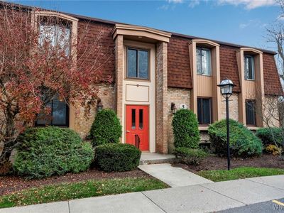 5 Greenwich Dr APT 4