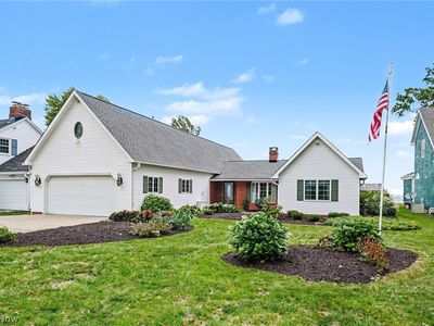 3711 Edgewater Dr