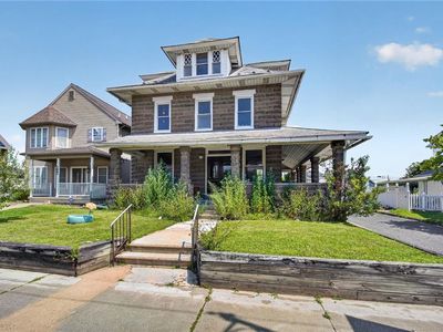 1435 Main St