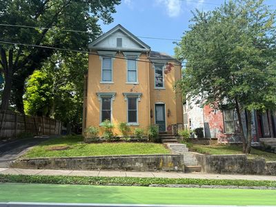 152 E 4th St