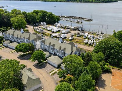 323 Waterside Close