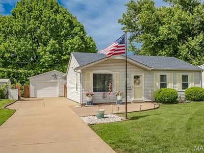 Property at 12167 Parkwood Pl, Maryland Heights, MO