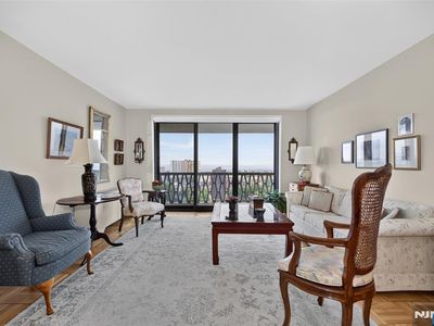 2100 Linwood Ave APT 19B