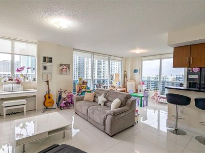 601 NE 23rd St APT 1605