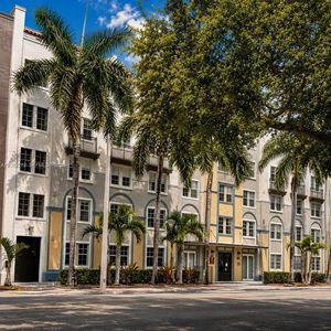 533 NE 3rd Ave APT 320