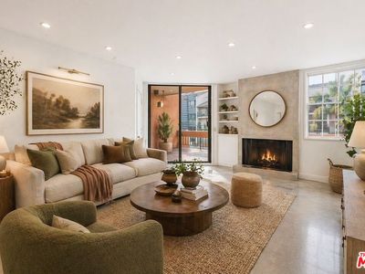 740 N Kings Rd APT 102