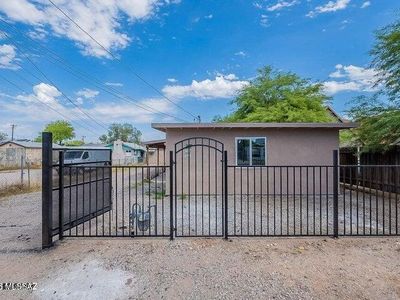 221 E Jacinto St