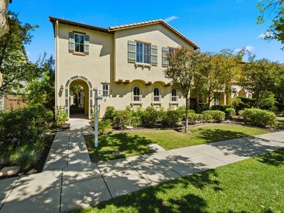 617 W Esplanade Dr