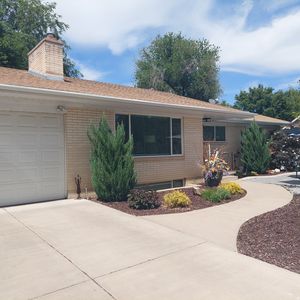 1285 E Jeanne Ave