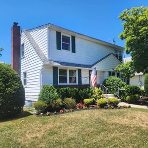 525 Lakeville Rd