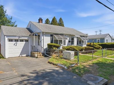 15 Rhodes Ave E