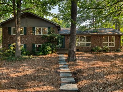 4900 Larchmont Dr