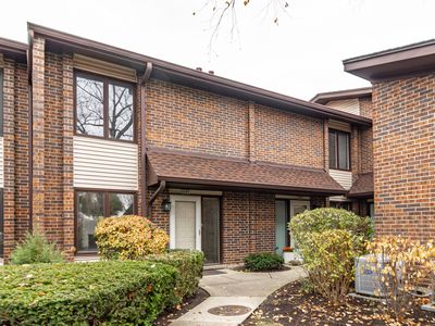 Property at 1087 Deerfield Pl, Highland Park, IL