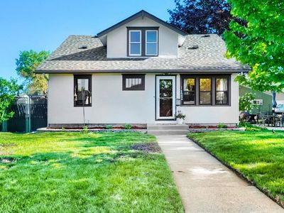 122 W Douglas St