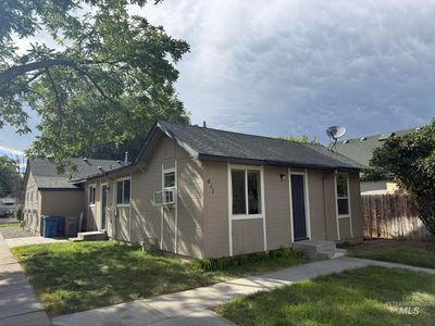 411 & 413 S Fern St