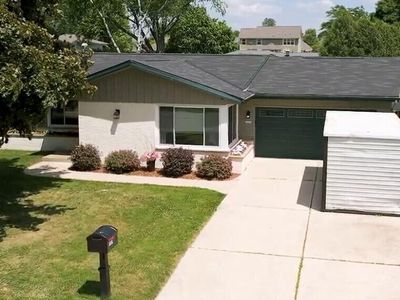 1221 Christopher COURT