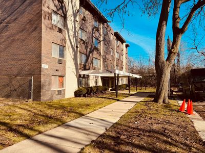 950 E 86th St APT 105