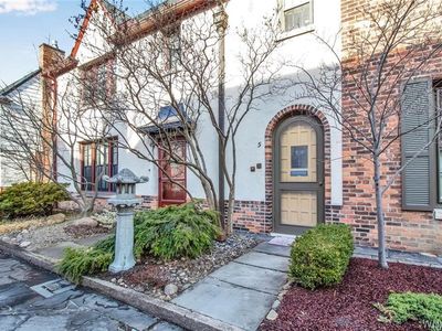 5 Mayfair Ln