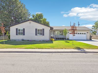27 S Deseret Cir