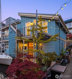 933 N Northlake Way #15