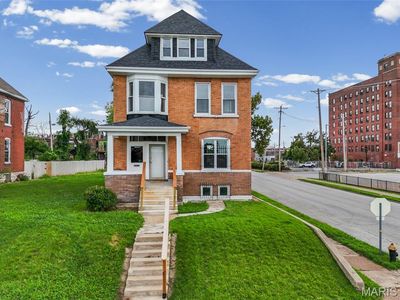 736 Aubert Ave