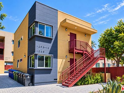 1259 W 36th Pl