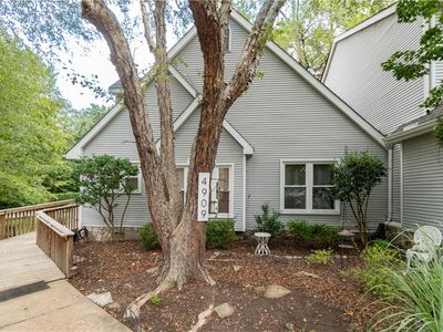 4909 Abbotsford Mews