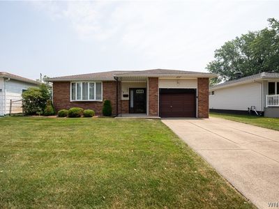 17 Mayberry Dr E