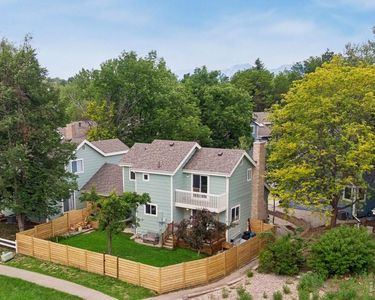 8099 Meadowdale Sq