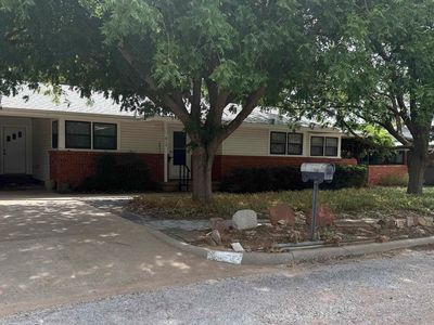 Property at 612 N Plants St, Seymour, TX