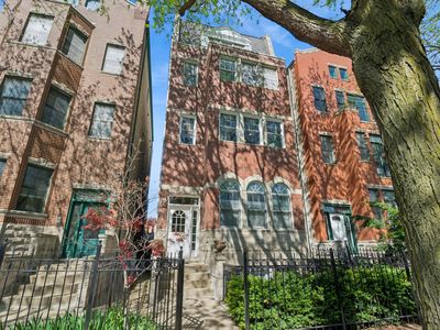 2852 N Damen Ave #2