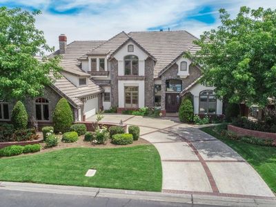 541 E Chesapeake Cir