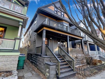 115 College St