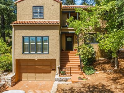 242 Hillcrest Dr
