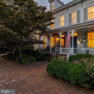 268 King George St