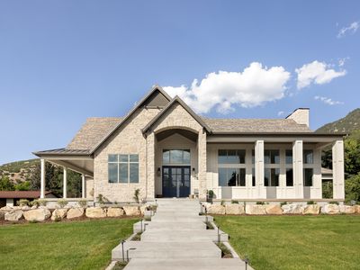 3303 E Lone Springs Cv