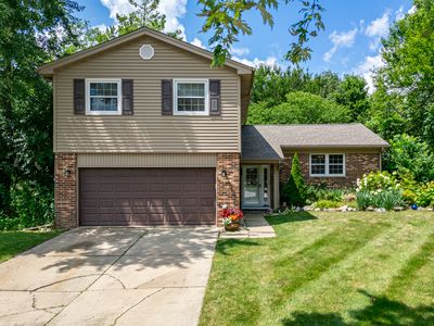 Property at 30W280 Holyoke Ct, Warrenville, IL