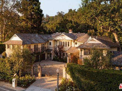 1900 Mandeville Canyon Rd