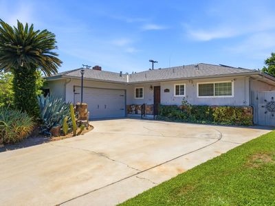 3356 E Pontiac Way