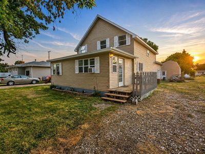 205 2nd St W
