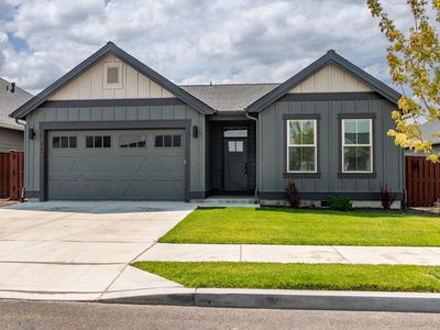 1076 NE Henry Dr