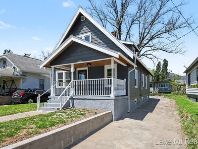 719 Leonard St NE