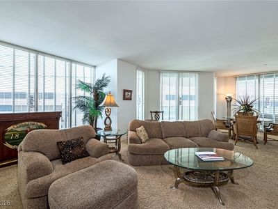 2877 Paradise Rd Unit 906