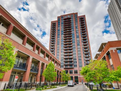 330 N Jefferson St APT 1805
