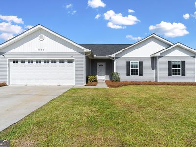 686 Lakeside Cir