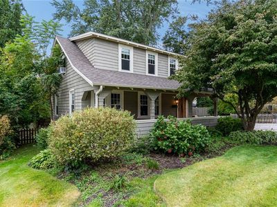 Property at 30 Ledge Rd, East Greenwich, RI