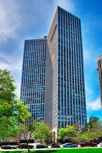 2626 N Lakeview Ave APT 2911