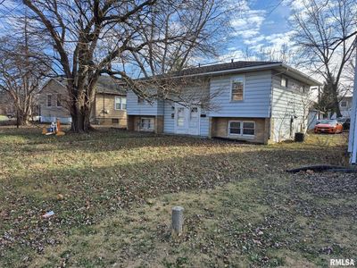 1424-26 E War Memorial Dr